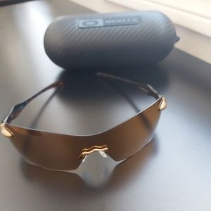 Brown Oakley sunglasses (CASE NOT INCLUDED)